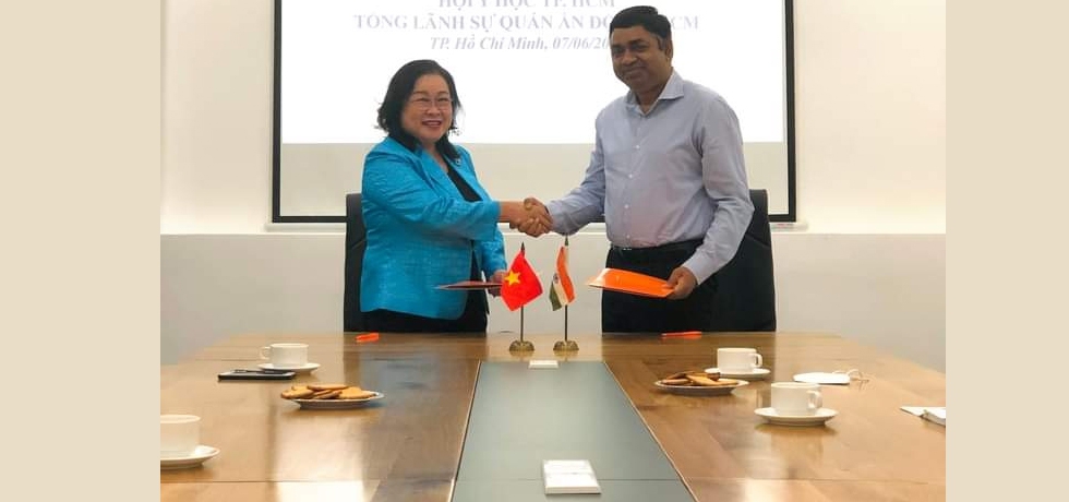 On 07th June 2022, Dr. Madan Mohan Sethi, Consul General of India in Ho Chi Minh City and Assoc. Prof. Dr. Nguyen Thi Ngoc Dung, Chairwoman of Ho Chi Minh City Medical Association (HMA) signed a Memorandum of Understanding (MoU) on initiatives for cooperation between the Indian Consulate in Ho Chi Minh City and HMA in the field of organizing a range of symposiums in medical sector, training course and visit to India in the year of 2022-23.